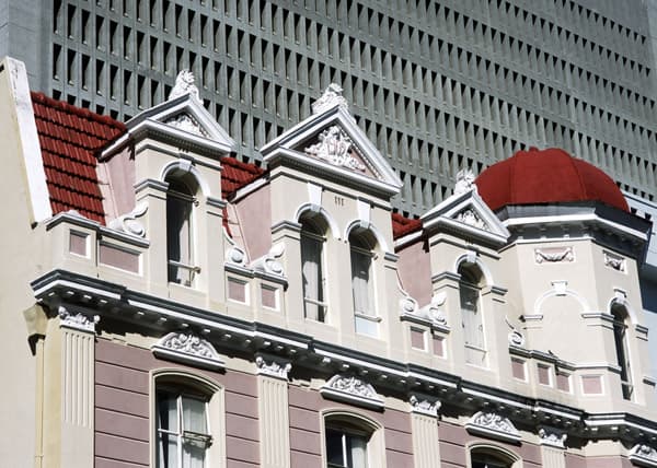 Old colonial building in front of large modern concrete office block, Cape Town, South Africa. (Credit Image: © Axiom/ZUMApress.com)