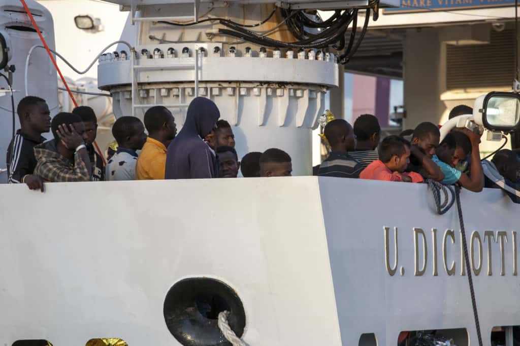 Italy: Coast Guard ship brings over 1,000 migrants