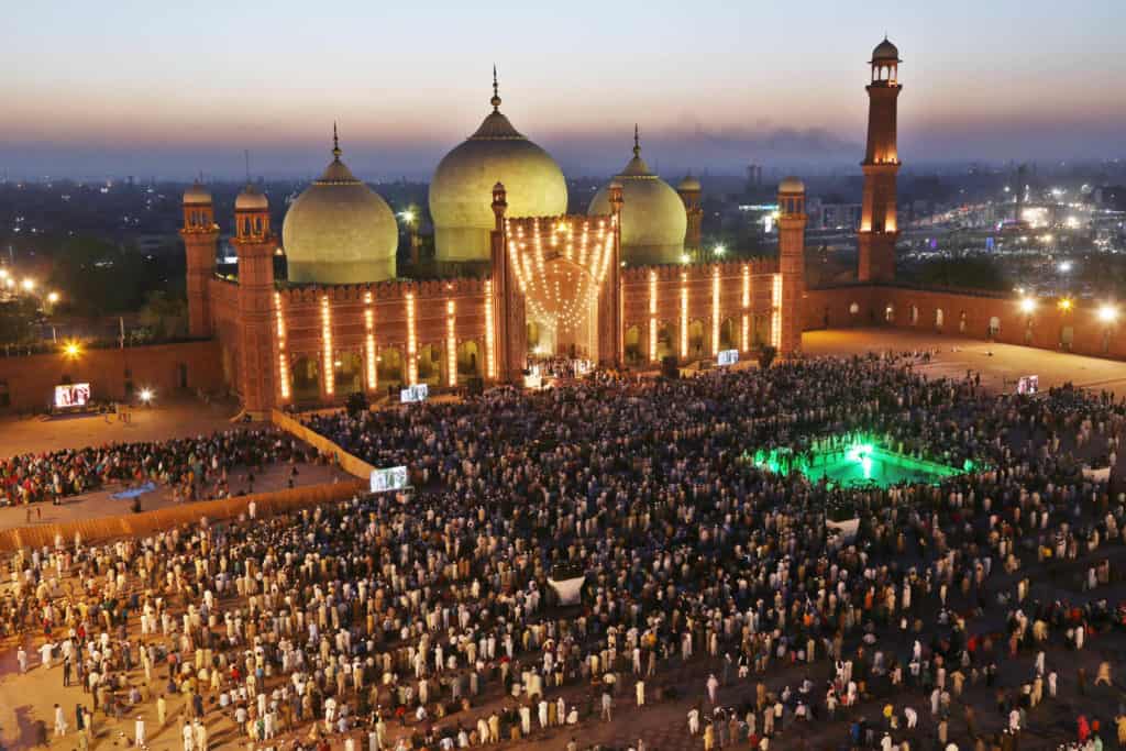 Lahore: Saudi Arabian Imam leading Maghrib prayer