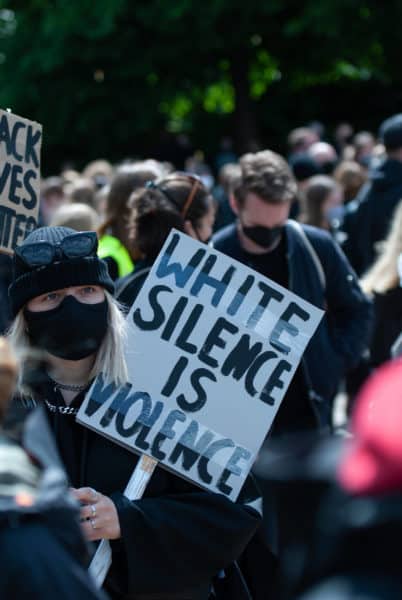 Black lives matter - Silent Protest - Flensburg Schwarz gekleidete Demonstrantin hält Transaprent mit der Aufschrift Wh