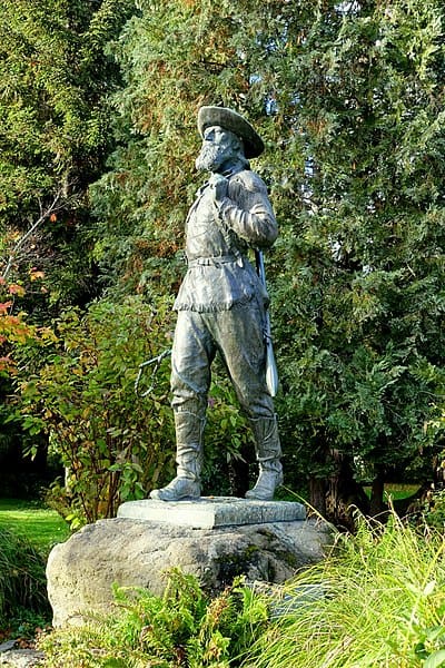 The Pioneer Statue in Eugene, OR