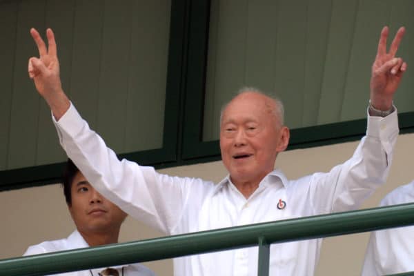 18 年 2015 月 XNUMX 日——新加坡——在提名日结束时，李光耀前总理在被宣布为丹戎巴葛集团代表选区的获胜者后举起双臂赢得胜利。 （图片来源：© 新华社，ZUMA​​ Wire）