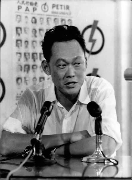 6 年 1959 月 43 日——新加坡——在人民行动党赢得立法议会 51 个席位中的 XNUMX 个席位后，李光耀在人民行动党新闻发布会上发表讲话。 （图片来源：© Keystone Press Agency / Keystone USA 通过 ZUMAPRESS.com）