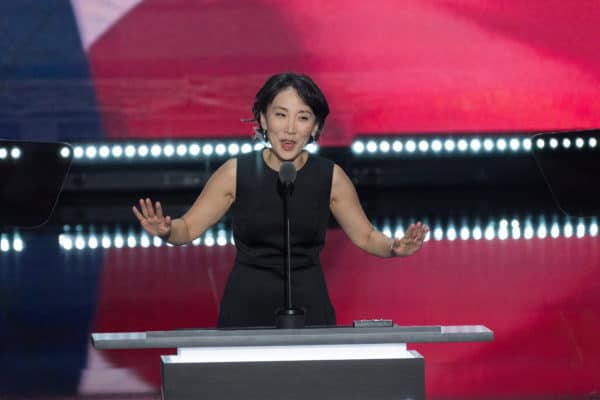 特朗普领导人丽莎·辛（Lisa Shin）博士的韩国人在共和党全国代表大会的最后一天于21年2016月XNUMX日在俄亥俄州克利夫兰向代表致辞。 （图片提供：©Richard Ellis / ZUMA Wire）