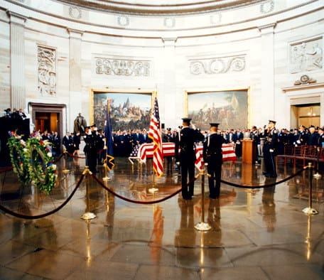 国会大厦警察仪仗队在圆形大厅国会大厦内向罗素·韦斯顿（Russell Weston）杀害的官员雅各布·栗纳特（Jacob Chestnut）和侦探约翰·吉布森（John Gibson）的棺材致敬。
