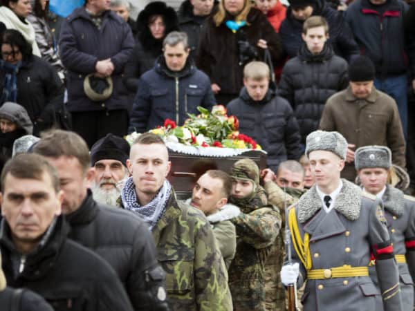 2年2015月XNUMX日–在基辅独立广场举行的亚速夫营士兵的葬礼。 士兵在乌克兰东部战斗时丧生。 （图片来源：©Igor Golovniov / ZUMA Wire）
