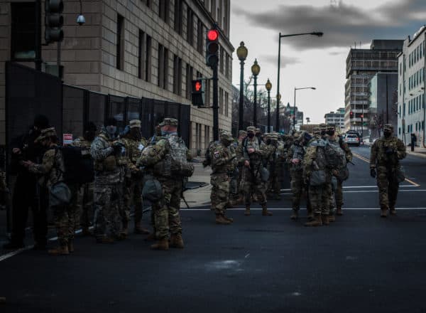 20年2021月XNUMX日：看到数百名卫兵在华盛顿特区的街道上行进，最像是从检查站移到另一个检查站。 （照片由Shay Horse / NurPhoto提供）（图片来源：©Shay Horse / NurPhoto，通过ZUMA Press）