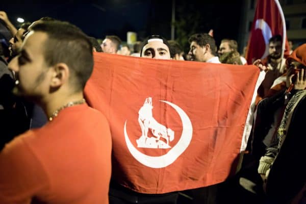 16 年 2016 月 500 日——在土耳其未遂军事政变后，至少 XNUMX 人聚集在土耳其驻慕尼黑领事馆前。 投掷了灰狼的标志。 （图片来源：© Michael Trammer / ZUMA Wire）