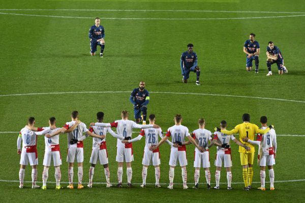 15 年 2021 月 XNUMX 日，捷克共和国布拉格：英格兰足球运动员在 FC 欧洲足球联赛四分之一决赛前单膝跪地。 （图片来源：© Ondrej Deml / CTK via ZUMA Press）