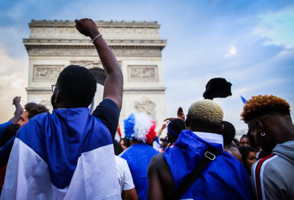15 年 2018 月 XNUMX 日 – 法国巴黎 – 在法国-克罗地亚世界杯足球赛决赛之后，法国队在香榭丽舍大街和整个巴黎庆祝胜利。 （图片来源：© Sadak Souici / Le Pictorium Agency via ZUMA Press）