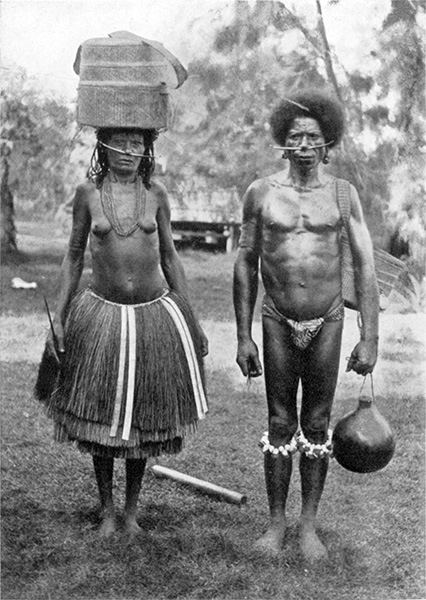 “20 世纪之交，加加纳莫尔酋长和他的妻子在多布岛。” （来源）