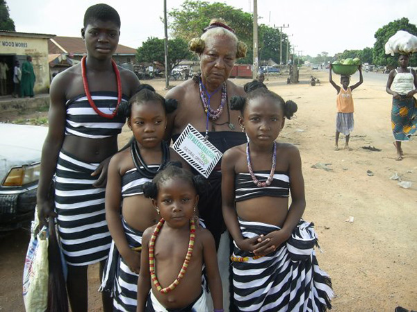 “尼日利亚 Tiv 土著人民的文化着装。” Tzb8060，CC BY-SA 4.0，来自维基共享资源。
