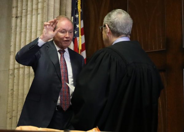 23 年 2019 月 23 日，伊利诺伊州芝加哥：前美国检察官丹·韦伯在 2019 年 XNUMX 月 XNUMX 日星期五在芝加哥莱顿刑事法院大楼举行的关于演员 Jussie Smollett 的身份听​​证会上宣誓就职。 （信用图片：© TNS 通过 ZUMA Wire）