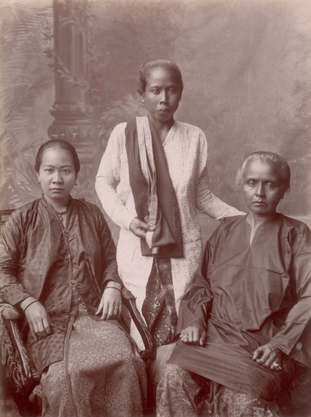 大约 1890 年，新加坡的一名华人、一名马来人和一名印度妇女。（图片来源：莱顿大学图书馆来自维基媒体）