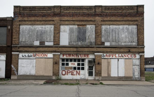 28 年 2021 月 XNUMX 日，美国印第安纳州加里：该市以前繁华的市中心的一家废弃企业（图片来源：© Robin Rayne / ZUMA Press Wire）