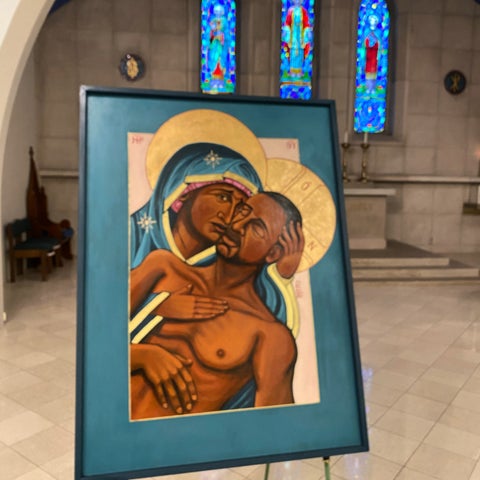 Kelly Latimore’s painting Mama as seen in the Episcopal Church of Holy Communion in St. Louis, MO. (Credit Image: Kelly Latimore via her website.)