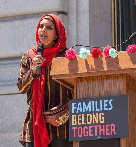 拉纳·阿卜杜勒哈米德在旧金山市政厅的台阶上为“家庭归属”集会发表讲话。 （图片来源：Pax Ahimsa Gethen，来自维基媒体）