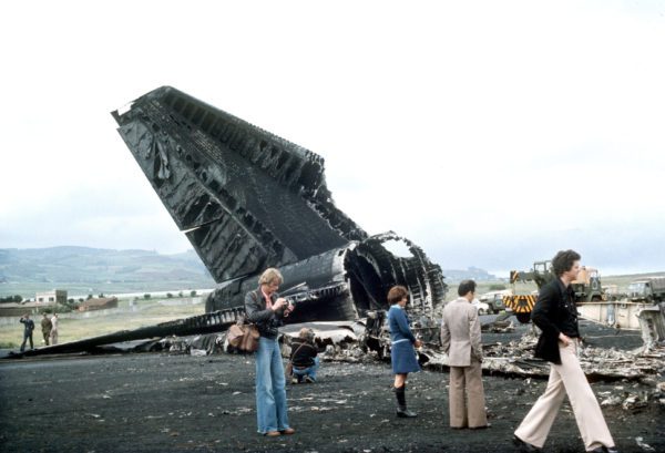 747 年 27 月 1977 日，两架波音 583 客机残骸在西班牙加那利群岛特内里费岛相撞，造成 4805 人死亡。 KLM XNUMX，在机场唯一的跑道上起飞，撞上了在同一跑道上向相反方向滑行的泛美飞机。 这起事故的死亡人数（不包括地面死亡人数）是航空史上任何单一事故中最多的（图片来源：© EFE / ZUMA Press）
