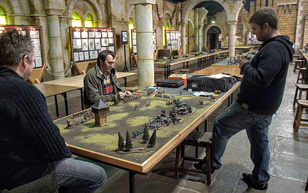 人们在诺丁汉的游戏工作室设施内玩战锤游戏。 图片来源：Jesusbella，CC BY-SA 4.0，来自 Wikimedia Commons
