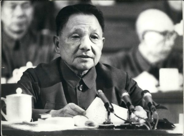 29 年 1977 月 XNUMX 日——邓小平在北京共产党代表大会上讲话（图片来源：© Keystone Press Agency/ZUMA Wire）