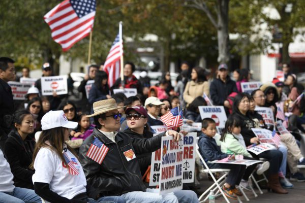 14 年 2018 月 XNUMX 日，人们在波士顿科普利广场示威。数百名亚裔美国人在波士顿市中心举行示威，以支持指控哈佛大学使用“事实上的种族配额、种族刻板印象”歧视亚裔申请人的诉讼。和更高的标准。” 哈佛否认了这些指控。 （图片来源：© Liu Jie / 新华社/ZUMA Wire）
