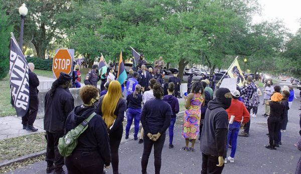 22 年 2021 月 XNUMX 日，新黑豹党在法院外抗议（图片来源：Jud McCranie，来自 Wikimedia）