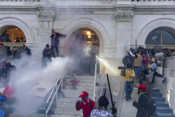 6 年 2021 月 XNUMX 日，华盛顿特区：警察在国会大厦周围使用催泪瓦斯，支持特朗普的支持者突破了国会大厦。 （图片来源：© Lev Radin / Pacific Press via ZUMA Wire）