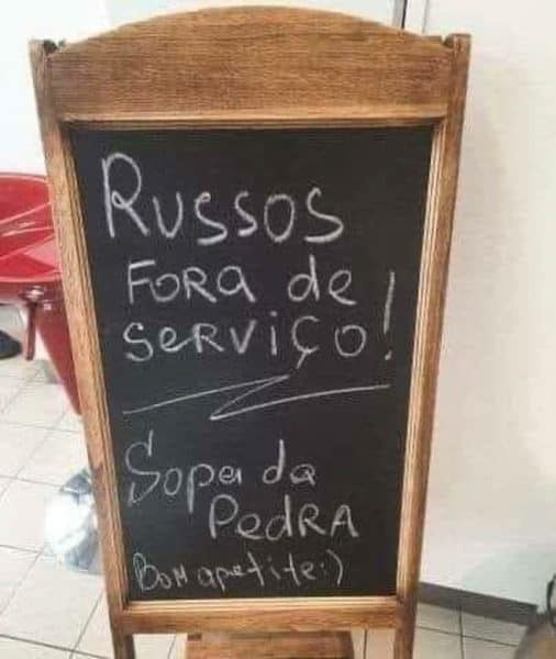 3 年 2022 月 XNUMX 日，葡萄牙阿尔布费拉：一家咖啡馆餐厅的菜单板上写着“Russos, Fora de serviço”，我们不为俄罗斯人提供服务。 （图片来源：© Maxppp via ZUMA Press）