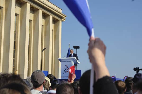 27 年 2022 月 XNUMX 日，法国巴黎：Eric Zemmour 在数千名支持者面前举行集会。 （图片来源：© Remon Haazen / ZUMA Press Wire Service）