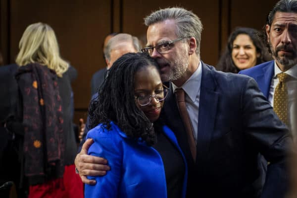 23 年 2022 月 XNUMX 日：在参议院提名听证会的第三天也是最后一天之后，她的丈夫帕特里克杰克逊拥抱了凯坦吉布朗杰克逊。 （图片来源：© Rod Lamkey / CNP via ZUMA Press Wire）