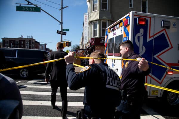 12 年 2022 月 XNUMX 日，在美国纽约布鲁克林的一个地铁站发生枪击事件后，警察在附近的街道上。（图片来源：© Wang Ying / 新华社来自 ZUMA Press）