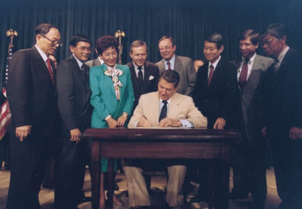 罗纳德·里根总统于 1988 年 1988 月签署了 XNUMX 年的《公民自由法案》，该法案为二战期间日裔美国人的搬迁提供了赔偿。