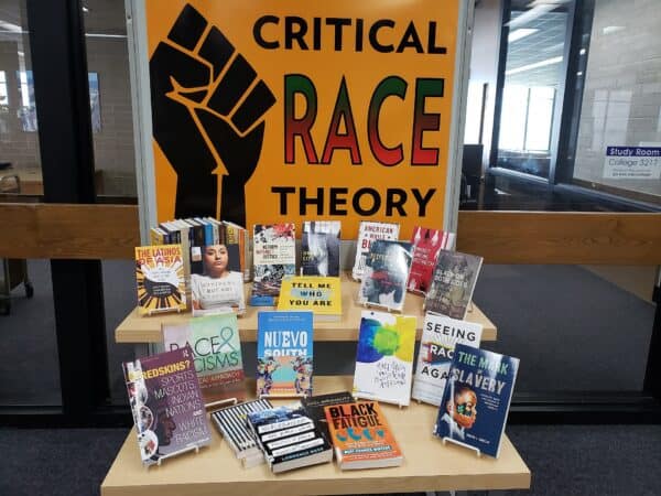 威斯康星大学麦迪逊分校关于批判种族理论的书籍展览。 （图片来源：“college.library”来自维基百科）