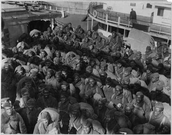 第 351 野战炮兵部队在第一次世界大战结束后前往美国的路易斯维尔号甲板上。