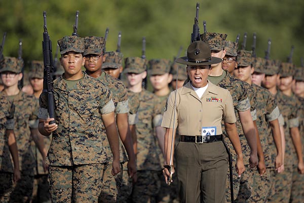 10 年 2019 月 XNUMX 日 - 参谋军士。 Ashli​​n Kohus 在南卡罗来纳州帕里斯岛海军陆战队新兵基地的最后演习中指挥她的海军陆战队（图片来源：© US Marines/ZUMA Wire/ZUMAPRESS.com）