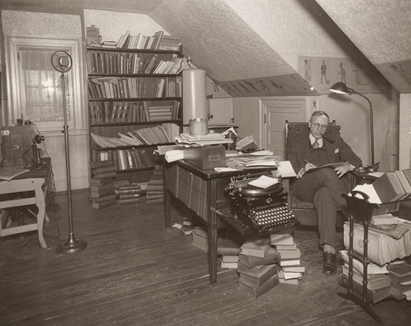 道格拉斯·索索尔·弗里曼在他的书房里。