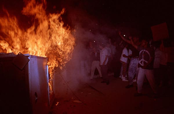 Coverage from the Los Angeles riots after the not guilty acquittal of policemen on trial in beating of Rodney King. In total, 55 people were killed during the riots, more than 2,000 people were injured, and more than 11,000 were arrested and \\$1 billion in property damage. (Credit Image: © Gene Blevins/ZUMA Wire)