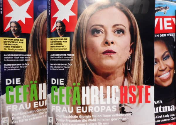 22 年 2022 月 XNUMX 日。在报亭中看到的德国周刊 STERN。 杂志封面上写着：GIORGIA MELONI 欧洲最危险的女人。 （图片来源：© Antonio Pisacreta/ROPI via ZUMA Press）