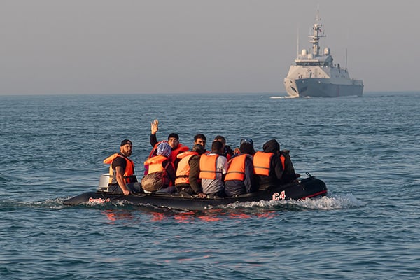 15 年 2020 月 XNUMX 日，移民试图乘坐充气船穿越英吉利海峡到达英国海岸。（图片来源：© Maxppp via ZUMA Press）